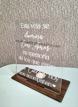 Cargar imagen en el visor de la galería, Letrero En Memoria “Esta vela se ilumina con amor en memoria” en Acrílico
