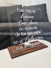 Cargar imagen en el visor de la galería, Letrero En Memoria “Esta vela se ilumina con amor en memoria” en Acrílico