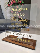 Cargar imagen en el visor de la galería, Letrero En Memoria “Esta vela se ilumina con amor en memoria” en Acrílico