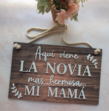 Cargar imagen en el visor de la galería, Pajecito &quot;Aquí viene la novia más hermosa mi mamá&quot;  ✨ Detalles resaltados
