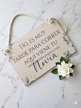Cargar imagen en el visor de la galería, Pajecito Es muy tarde para correr aquí viene la novia ✨ Impreso
