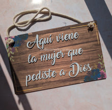 Cargar imagen en el visor de la galería, Pajecito "Aquí viene la mujer que pediste a Dios"  ✨ Detalles resaltados
