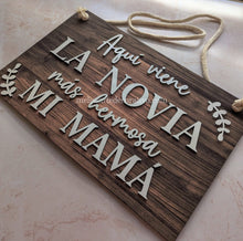 Cargar imagen en el visor de la galería, Pajecito &quot;Aquí viene la novia más hermosa mi mamá&quot;  ✨ Detalles resaltados
