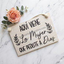 Cargar imagen en el visor de la galería, Pajecito Aqui viene la mujer que pediste a Dios✨ Impreso
