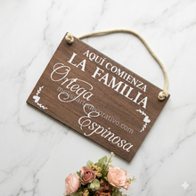 Cargar imagen en el visor de la galería, Pajecito Aquí comienza la familia ✨ Impreso
